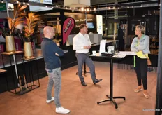 Paul van Kolfschoten (midden) van Concepts & Companies Nederland BV in gesprek met klanten. Hij lichtte ze in over het meubelconcept Cozy-Homes, bestemd voor de woninginrichter. Het shop in shop-concept opent binnen een jaar al haar vijfde winkel.